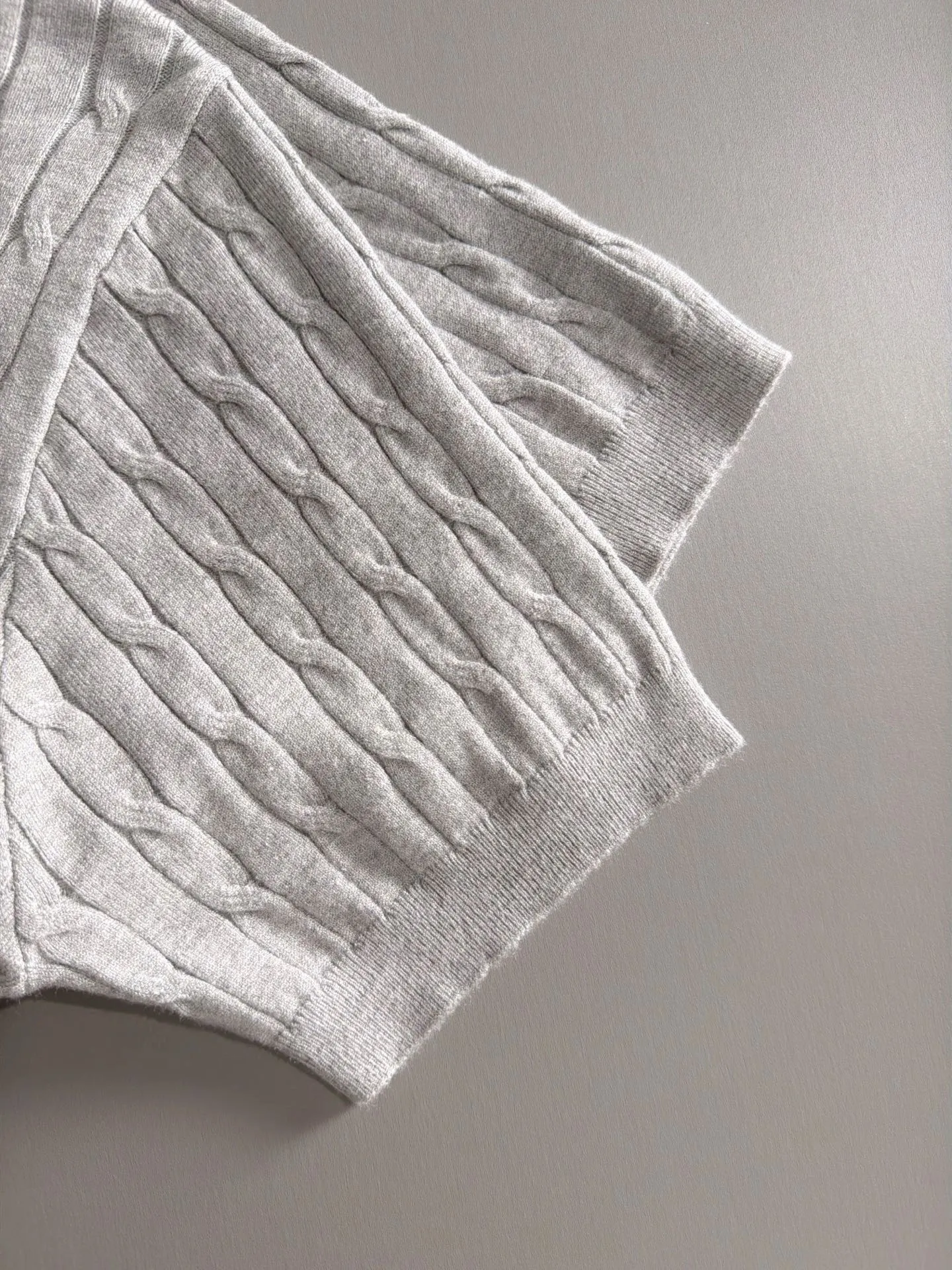 LP high quality 26ss New Arrival men's knitted short-sleeved T-shirt is made of combed cotton yarn knitted cotton fabric, no pressure when entering and exiting the counter. Exclusive control of raw materials. It feels substantial when weighed, and the upper body is more textured than ordinary T-shirts. This texture can cope with the weather easily and is suitable for both hot and cold! Designed for a loose fit. Size: M to 3XL